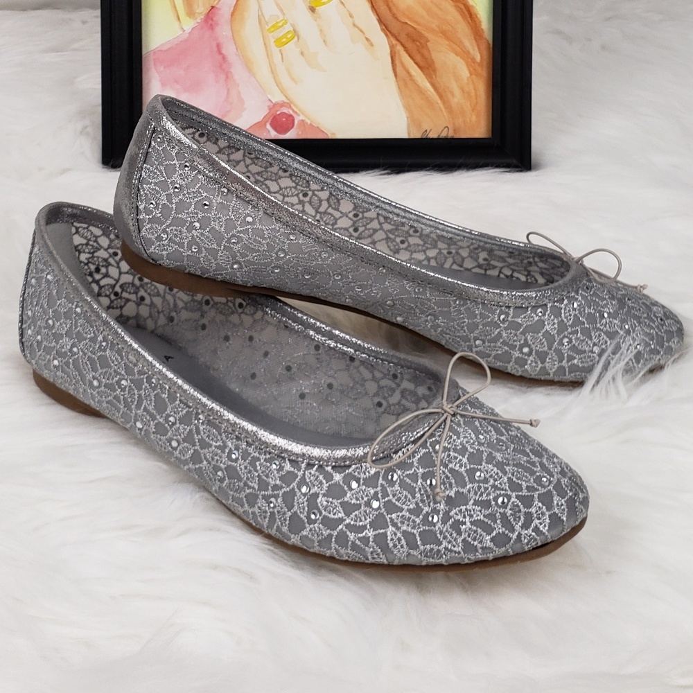 New adrinna papell mesh silver flat .size 7